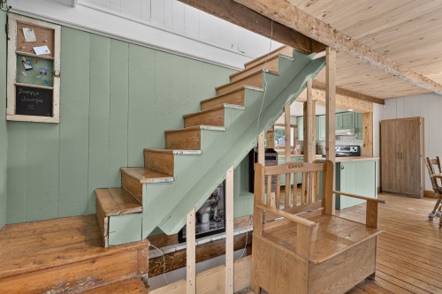 Escalier - 560 Ch. Tétreault, Westbury, QC - Indoor Photo Showing Other Room