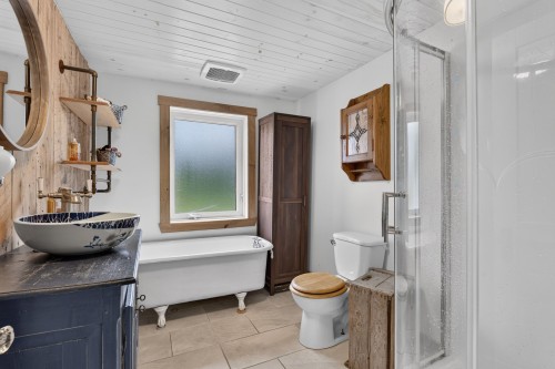Salle de bains - 560 Ch. Tétreault, Westbury, QC - Indoor Photo Showing Bathroom