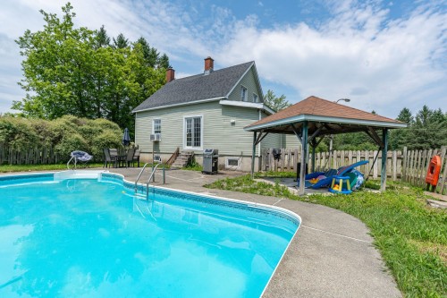 Extérieur - 560 Ch. Tétreault, Westbury, QC - Outdoor With In Ground Pool With Backyard