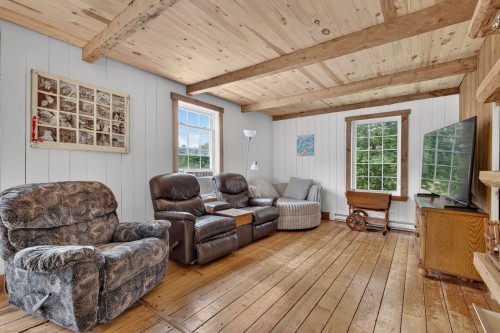 Salon - 560 Ch. Tétreault, Westbury, QC - Indoor Photo Showing Living Room