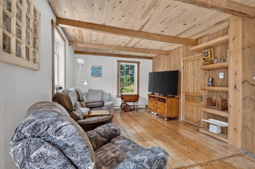 Salon - 560 Ch. Tétreault, Westbury, QC - Indoor Photo Showing Living Room