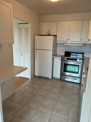 Cuisine - 204-5150 Av. Macdonald, Côte-Saint-Luc, QC - Indoor Photo Showing Kitchen