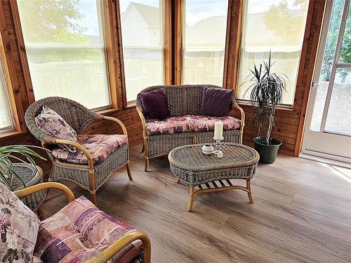 106 River Dr, Selkirk, MB - Indoor Photo Showing Living Room