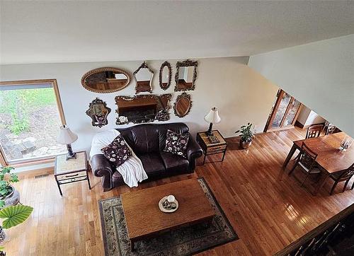 106 River Dr, Selkirk, MB - Indoor Photo Showing Living Room