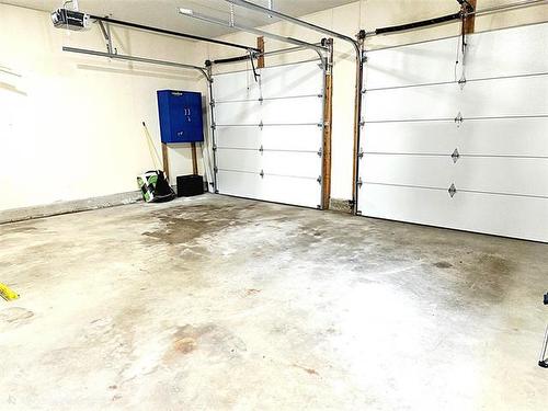 106 River Dr, Selkirk, MB - Indoor Photo Showing Garage