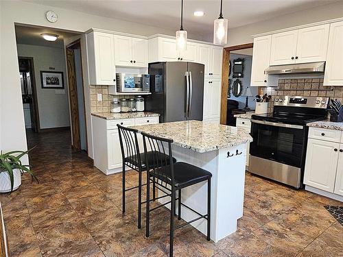 106 River Dr, Selkirk, MB - Indoor Photo Showing Kitchen