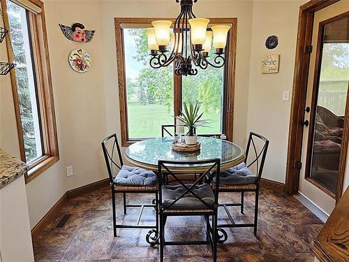 106 River Dr, Selkirk, MB - Indoor Photo Showing Dining Room