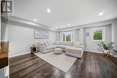 38 - 750 Lawrence Street, Cambridge, ON - Indoor Photo Showing Living Room