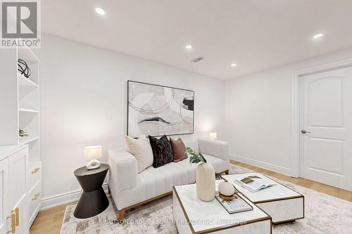 33 Kettle Valley Trail, King, ON - Indoor Photo Showing Living Room