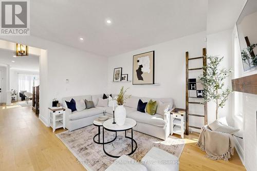 33 Kettle Valley Trail, King, ON - Indoor Photo Showing Living Room