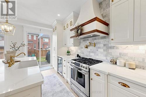 33 Kettle Valley Trail, King, ON - Indoor Photo Showing Kitchen With Upgraded Kitchen