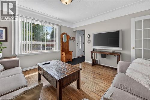 206 East 13Th Street, Hamilton, ON - Indoor Photo Showing Living Room