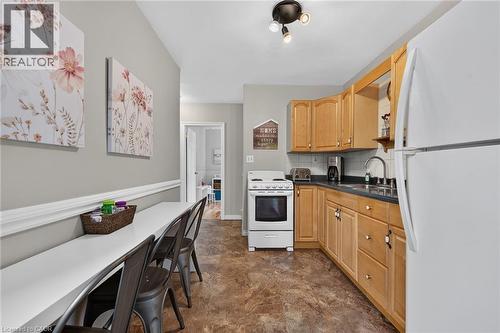 206 East 13Th Street, Hamilton, ON - Indoor Photo Showing Kitchen