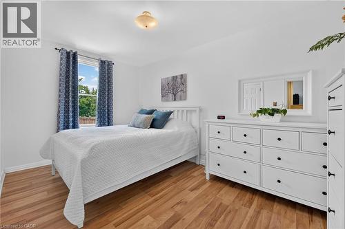 206 East 13Th Street, Hamilton, ON - Indoor Photo Showing Bedroom
