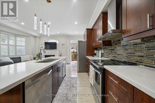 3348 Sunlight Street, Mississauga, ON - Indoor Photo Showing Kitchen With Double Sink With Upgraded Kitchen