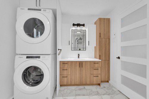 Salle de bains - 570 Rue Andrassy, Mascouche, QC - Indoor Photo Showing Laundry Room