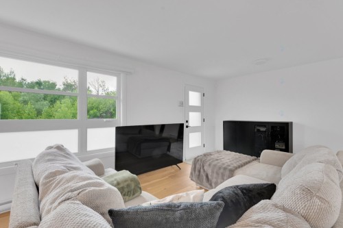 Salon - 570 Rue Andrassy, Mascouche, QC - Indoor Photo Showing Living Room