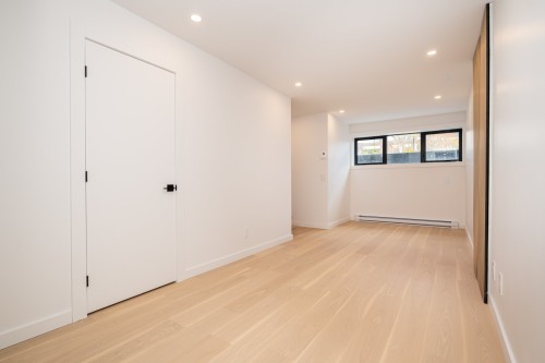 Chambre à coucher - 2569 Rue Sherbrooke E., Montréal (Le Plateau-Mont-Royal), QC - Indoor Photo Showing Other Room