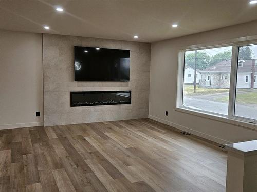 72 Brent Street, Thunder Bay, ON - Indoor With Fireplace