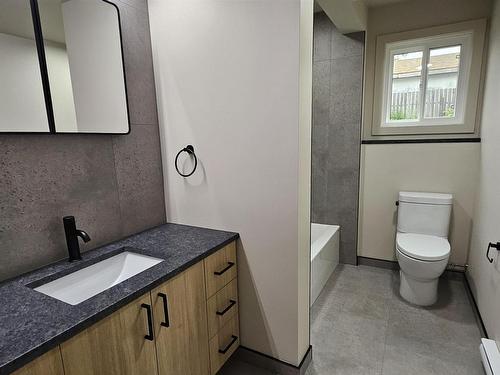 72 Brent Street, Thunder Bay, ON - Indoor Photo Showing Bathroom