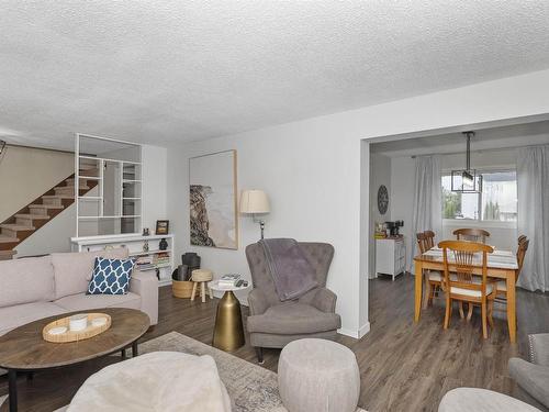 386 Lambton Place, Thunder Bay, ON - Indoor Photo Showing Living Room