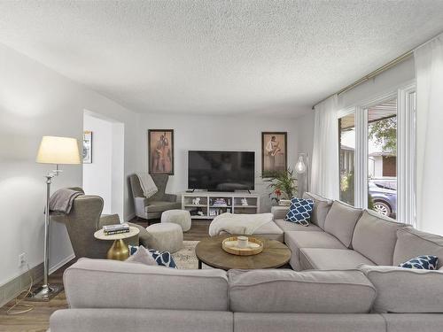 386 Lambton Place, Thunder Bay, ON - Indoor Photo Showing Living Room