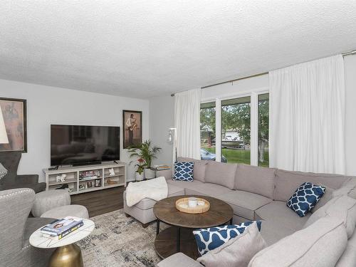 386 Lambton Place, Thunder Bay, ON - Indoor Photo Showing Living Room