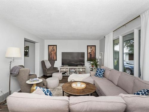 386 Lambton Place, Thunder Bay, ON - Indoor Photo Showing Living Room
