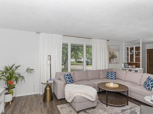 386 Lambton Place, Thunder Bay, ON - Indoor Photo Showing Living Room