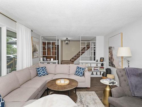386 Lambton Place, Thunder Bay, ON - Indoor Photo Showing Living Room
