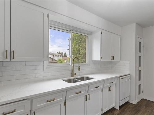 386 Lambton Place, Thunder Bay, ON - Indoor Photo Showing Kitchen With Double Sink