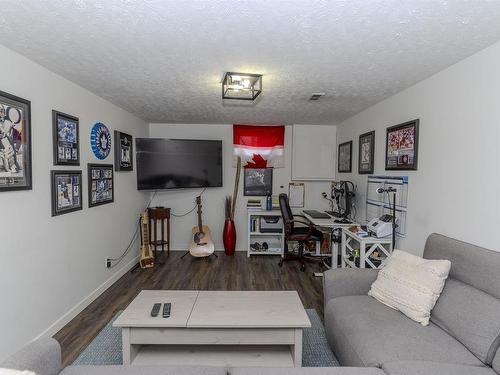 386 Lambton Place, Thunder Bay, ON - Indoor Photo Showing Living Room