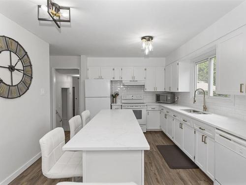 386 Lambton Place, Thunder Bay, ON - Indoor Photo Showing Kitchen With Double Sink