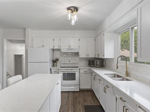386 Lambton Place, Thunder Bay, ON - Indoor Photo Showing Kitchen With Double Sink