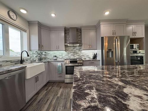 832 Williams Avenue, Fort Frances, ON - Indoor Photo Showing Kitchen With Upgraded Kitchen