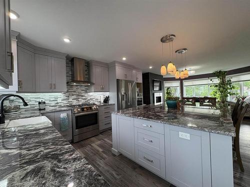 832 Williams Avenue, Fort Frances, ON - Indoor Photo Showing Kitchen With Upgraded Kitchen