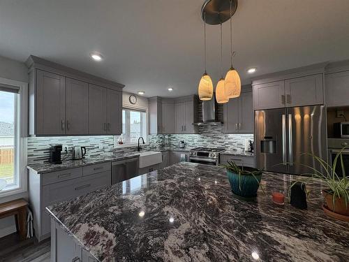 832 Williams Avenue, Fort Frances, ON - Indoor Photo Showing Kitchen With Double Sink With Upgraded Kitchen