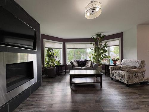 832 Williams Avenue, Fort Frances, ON - Indoor Photo Showing Living Room With Fireplace