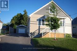 1482 LAPERRIERE AVENUE  Ottawa, ON K1Z 7S9