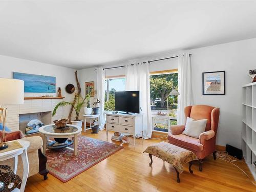 46 Campbell Avenue, Windsor, NS - Indoor Photo Showing Living Room