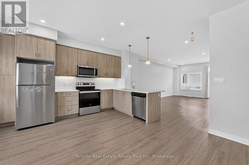 10 - 51 Sparrow Avenue, Cambridge, ON - Indoor Photo Showing Kitchen With Upgraded Kitchen