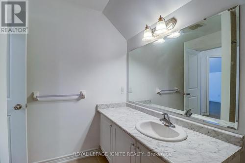 931 Broadway Boulevard, Peterborough, ON - Indoor Photo Showing Bathroom
