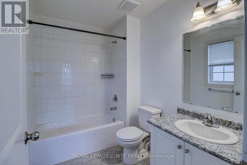 931 Broadway Boulevard, Peterborough, ON - Indoor Photo Showing Bathroom
