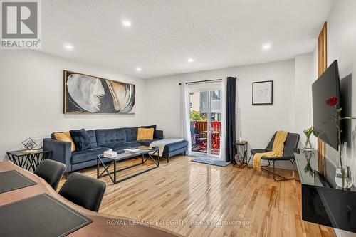 16 Stamford Private, Ottawa, ON - Indoor Photo Showing Living Room