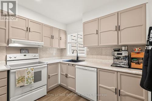 16 Stamford Private, Ottawa, ON - Indoor Photo Showing Kitchen