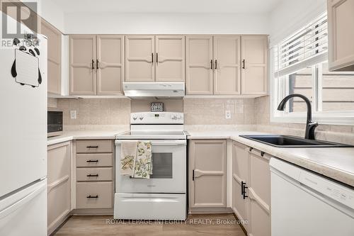 16 Stamford Private, Ottawa, ON - Indoor Photo Showing Kitchen