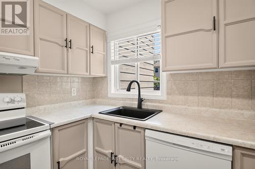 16 Stamford Private, Ottawa, ON - Indoor Photo Showing Kitchen