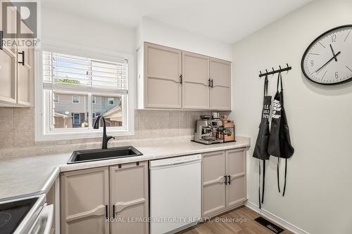 16 Stamford Private, Ottawa, ON - Indoor Photo Showing Kitchen