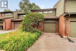 9 - 18 CHISHOLM COURT  Ottawa, ON K2K 1E2