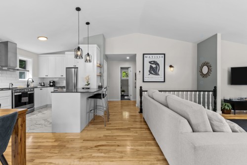 Salon - 11 Rue Sunnyview, Morin-Heights, QC - Indoor Photo Showing Kitchen With Upgraded Kitchen
